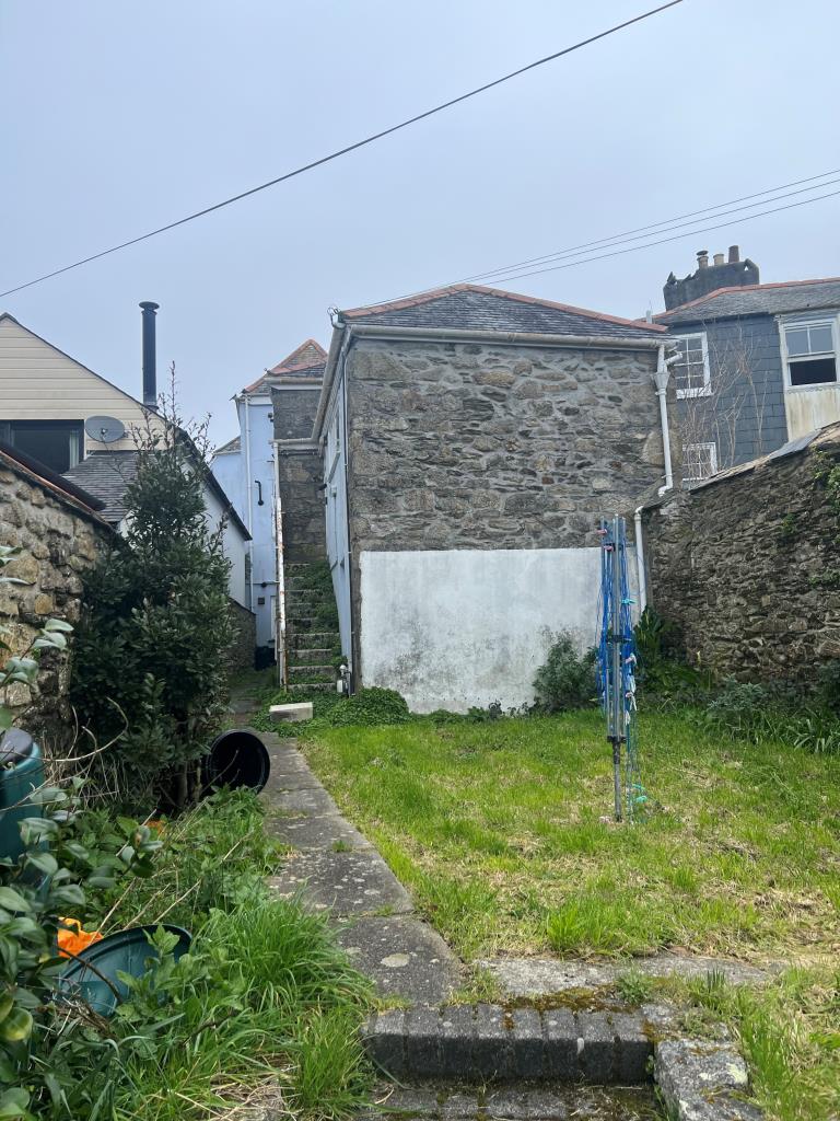 Lot: 82 - LARGE PERIOD HOUSE COMPRISING FIVE SELF-CONTAINED FLATS FOR UPDATING - Rear communal garden area